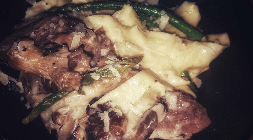 Лингуини с гусиной грудкой, спаржей и лесными грибами