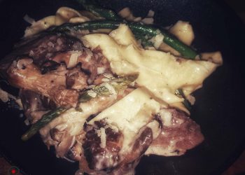 Лингуини с гусиной грудкой, спаржей и лесными грибами