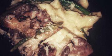 Лингуини с гусиной грудкой, спаржей и лесными грибами