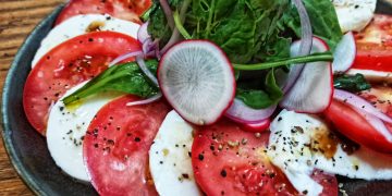 Салат капрезе с маринованным редисом.