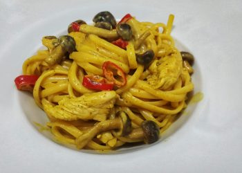 Паста с куриной грудкой и грибами «шимеджи» в кокосовом соусе с карри.