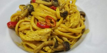 Паста с куриной грудкой и грибами «шимеджи» в кокосовом соусе с карри.