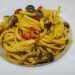 Паста с куриной грудкой и грибами «шимеджи» в кокосовом соусе с карри.