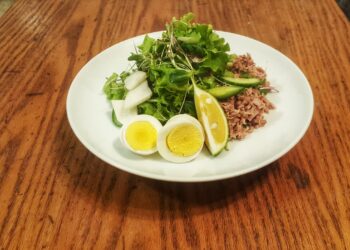 Салат с тунцом и вареными яйцами