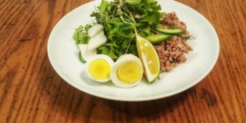 Салат с тунцом и вареными яйцами