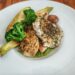 жаренная куриная грудка (без масла и соли) с запеченными овощами под соусом из брококли и мяты