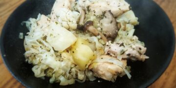 Тушеная куриная грудка с овощами и грибами ши-меджи.