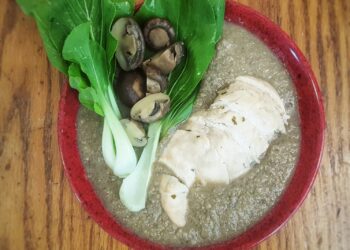 Грибной суп с отварной куриной грудкой и листьями пак чой