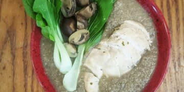 Грибной суп с отварной куриной грудкой и листьями пак чой