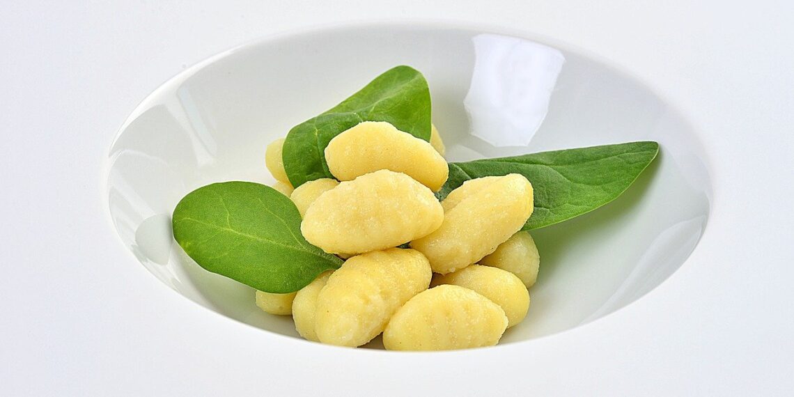 Картофельные ньокки с ветчиной, горохом и бурратой