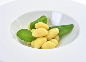 Картофельные ньокки с ветчиной, горохом и бурратой