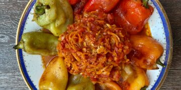 Жареные болгарские перцы с томатной острой манджю